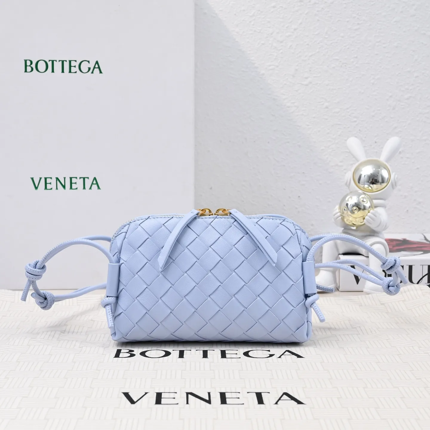 Batch 1260 #Bv The new Concert pouch is the most beautiful and practical mini bag I have ever seen 🎈 The bag body adopts the classic lntrecciato weaving process✅ It is equipped with a leather double-headed zipper, the opening is wide, easy to take and put, the shoulder strap knot can be slid to adjust the length freely, that is, 🉑️crossbody/underarm, and can be used as a clutch bag. Small body, large capacity, so practical! The key is that it is extremely versatile! Come and buy this small, exquisite, beautiful and versatile bag 👍 Model: 4258 Size: 18.5*11.5*8.5